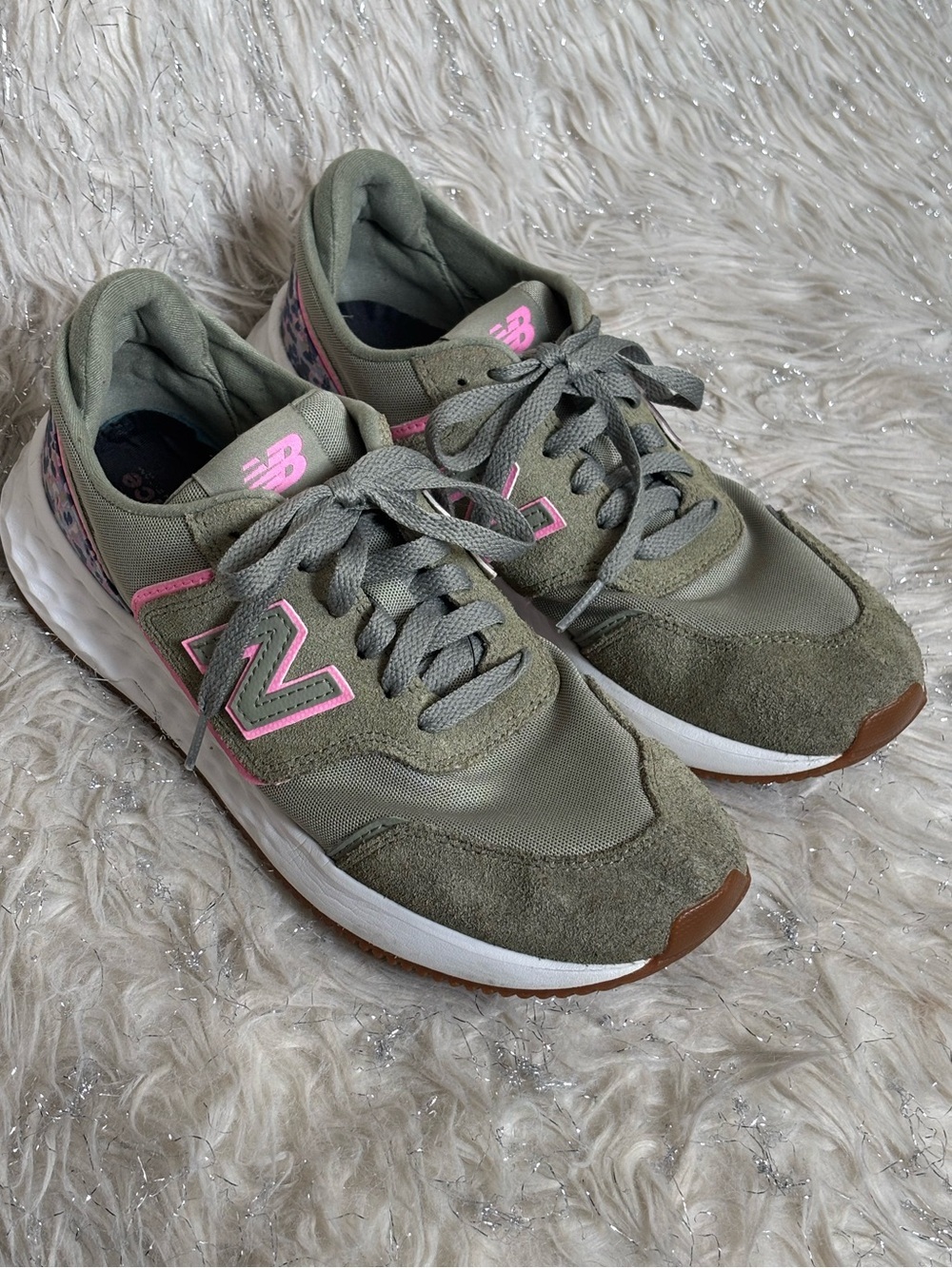 New Balance Women's Olive Green/Sneakers with Pink Details Size 9